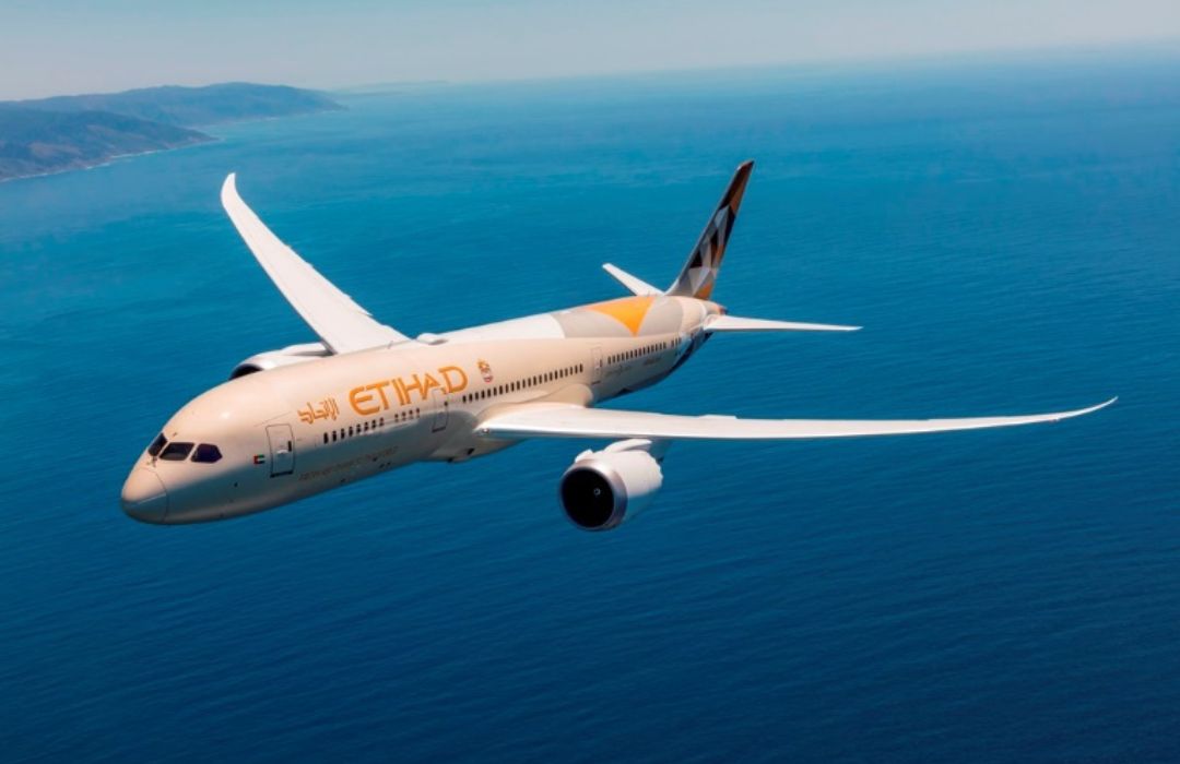 etihad-plane-flying