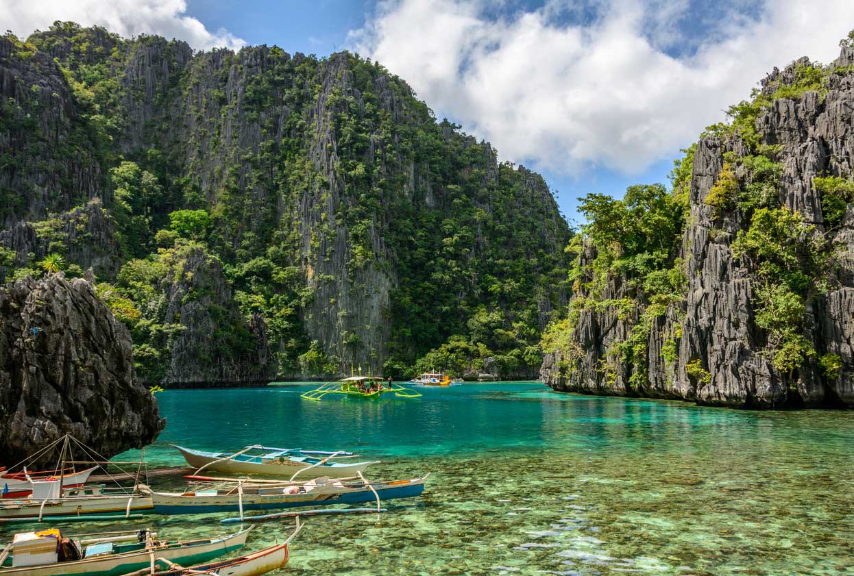 philippines-islands-crystal-blue-water-with-boats