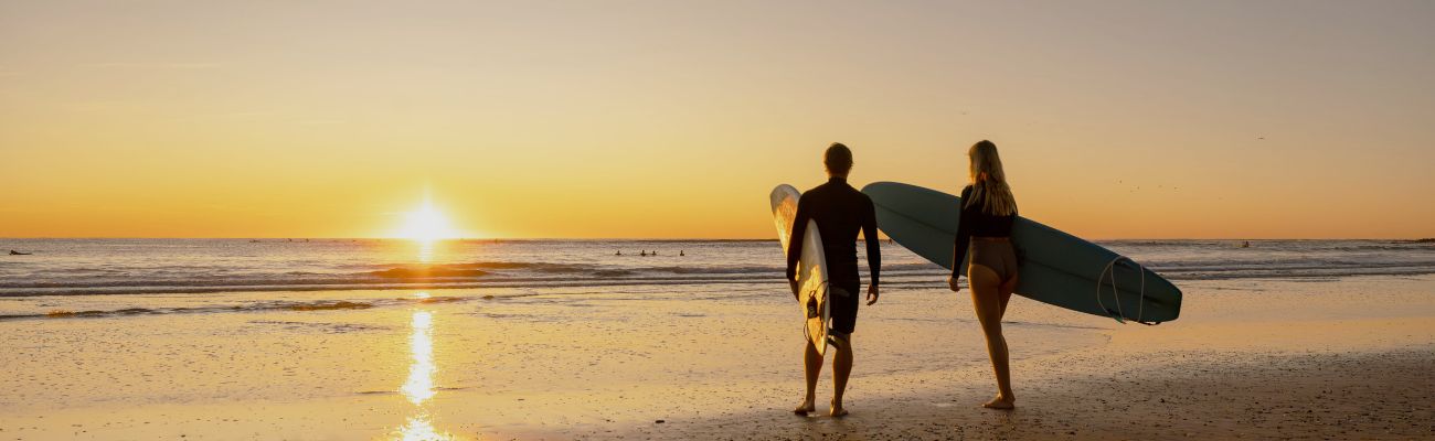gold-coast-beach-surfers
