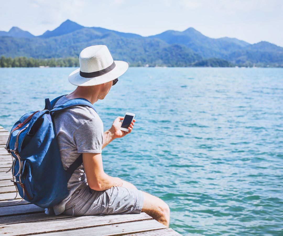 travller-using-phone