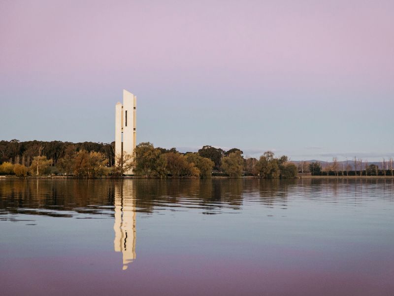 canberra-lake-statue