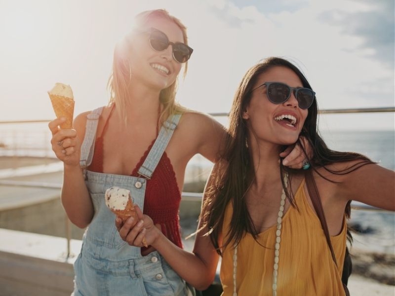 friends eating icecream