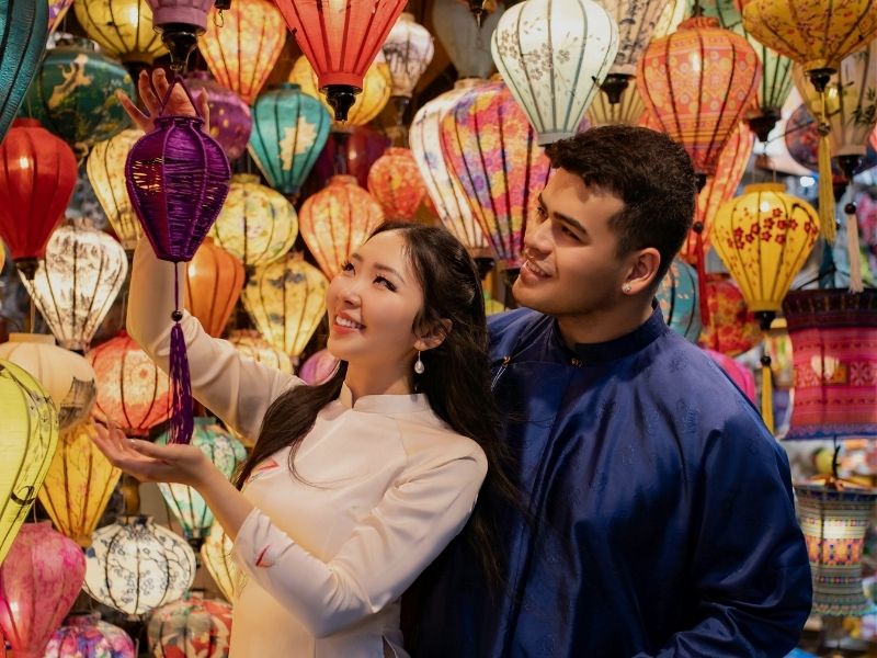couple viewing lanterns in vietnam