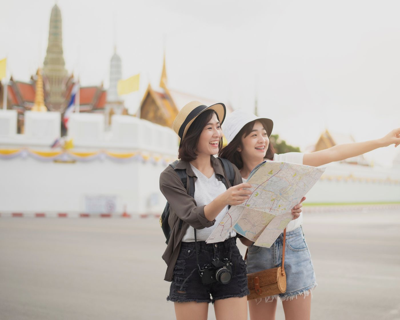 friends-travelling-asia