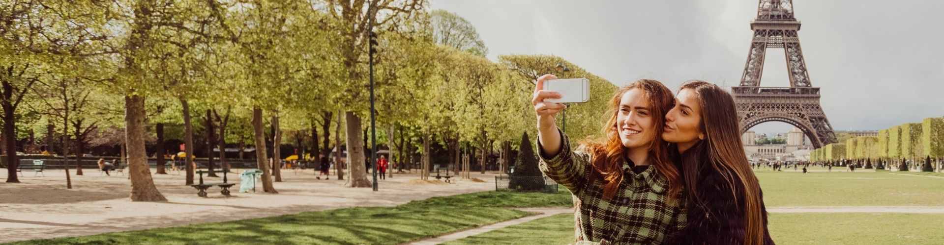 friends taking a selfie in paris