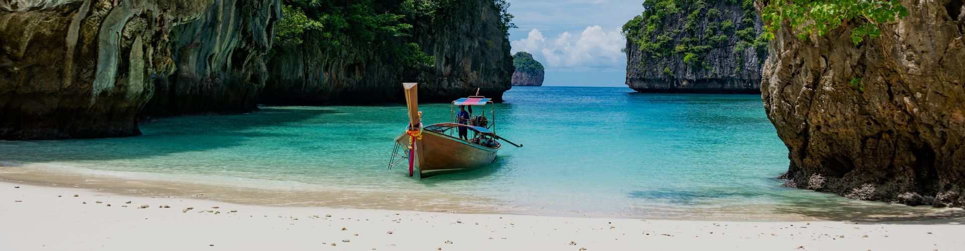 boat-in-clear-water